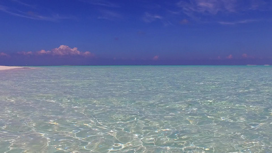 以蓝海和接近冲浪的白色沙滩背景为例阳光明媚的旅行旅游视频