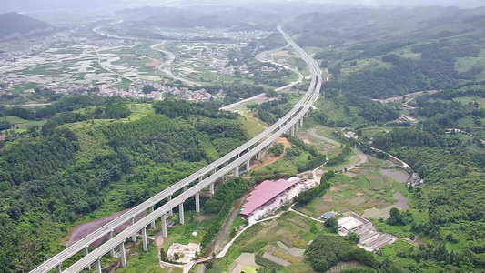 广西桂林荔浦山峰高铁高架桥视频