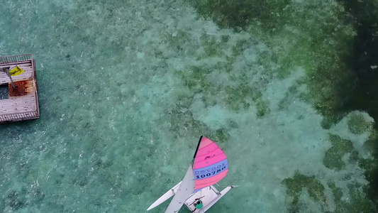 阳光明媚的海滨风景在海浪附近以清沙背景的蓝色海平面视频