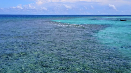 在沙巴附近的浅海和白色沙滩背景上休息的日空度假胜地视频