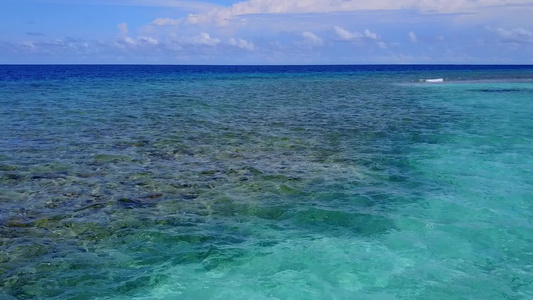 美丽的海岸海滩的宽角旅行由蓝海出游在珊瑚礁附近有白色视频