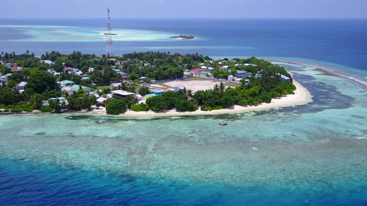 蓝色海洋和靠近度假胜地的白沙背景的宁静环礁湖海滩之视频