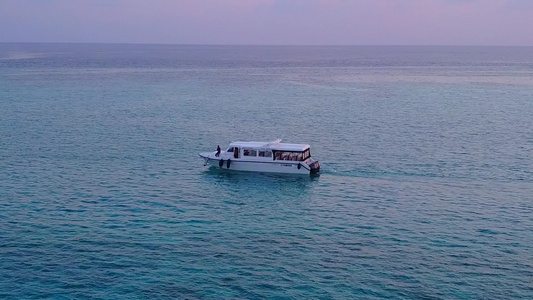 绿松石海洋和阳光下干净的沙质背景的豪华度假村海滩之旅视频