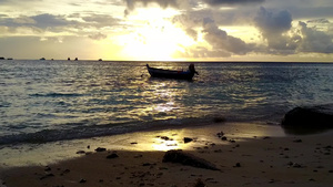 阳光明媚的环礁湖海滩探险纹理珊瑚礁附近有浅沙背景的9秒视频