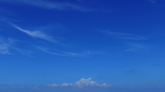 林地附近的清海和白沙滩背景视频