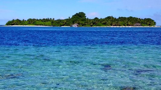 日落前蓝水和白沙底背景的蓝水对宁静海滨海滩探险的日间视频