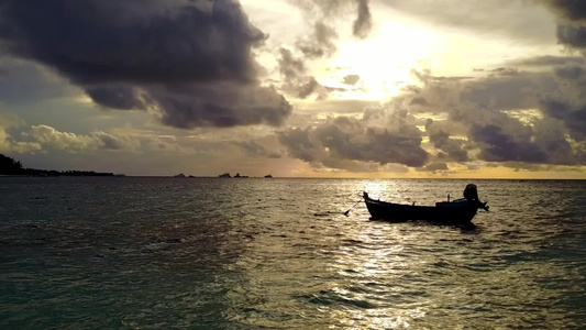 靠近礁石的白沙背景浅海天堂旅游海滩度假的近距离旅行视频