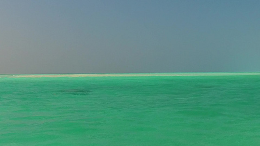 蓝海和白沙背景的海岸线海滩视频