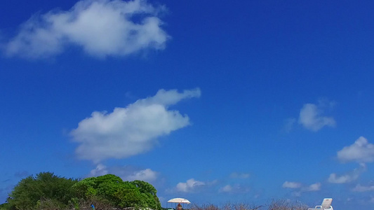 在日落前蓝海和白色沙滩背景的蓝海之间完美的度假海滩视频