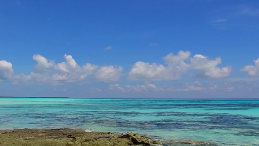 海洋旅游海滩的广角旅游在冲浪附近有干净的沙子背景的视频