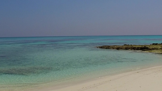 海度假胜地海滩旅程的全天日全天全景由棕榈附近有白色视频