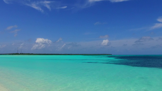 日落前由透明的海面和白色沙滩背景航行的海滩景象晴天视频