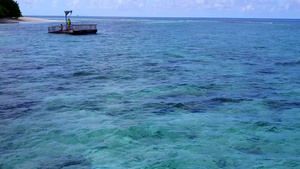 蓝色水和白色沙子背景的海浪相近处的蓝水出海旅行9秒视频