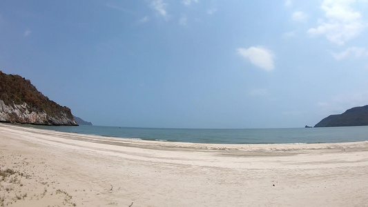 影片从沙滩左向右移动在海湾背景海面和岛屿的光浪中Phraya视频