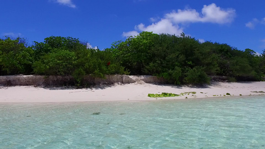 在阳光下由绿绿海和白沙底的浅滩旅行的豪华环礁湖海滩视频