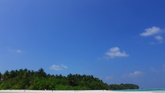 完美海滨海滩的夏日海景在冲浪附近有白沙背景的清澈海水视频