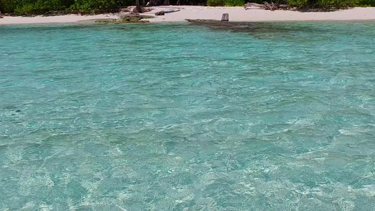 阳光明媚的奇景风景在海滨海滩沿蓝海旅行靠近度假胜地视频