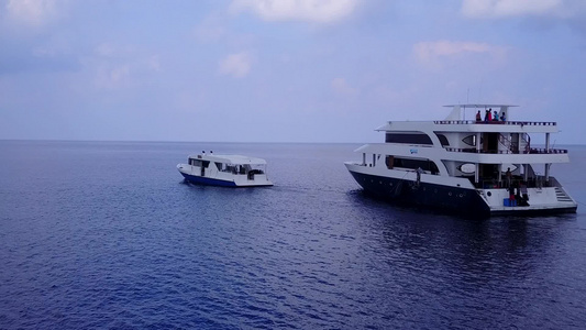 阳光明媚的热带天空以蓝色海洋和接近海浪的白色沙沙底视频