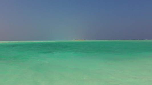 海洋环礁湖海滩时间的温暖风景海面附近有白沙背景的清澈视频