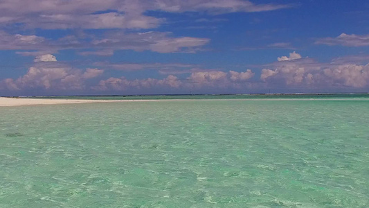 通过透明的海洋在海浪附近有白色沙子背景的白海穿越海滩视频