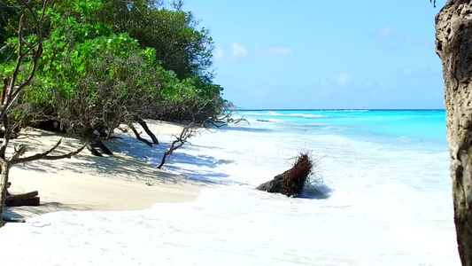 蓝色海滨海滩生活方式的夏季风景珊瑚礁附近有白色沙子视频