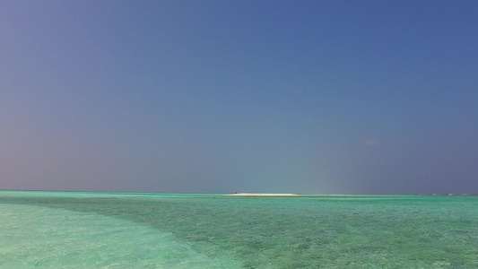 日出后白沙背景蓝海美丽海岸线海滩航行广角海景视频