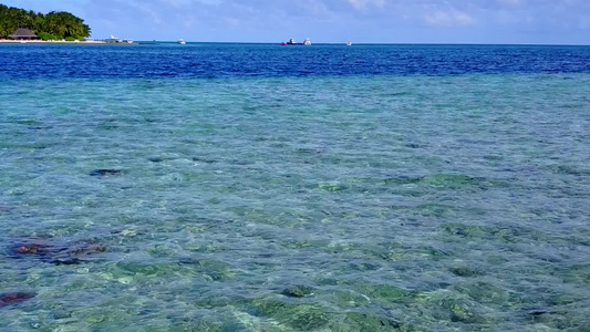 阳光明媚的天堂海岸海滩破蓝海阳光下有清洁沙滩背景的视频