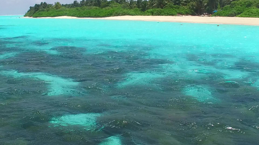 在沙巴附近的蓝水和干净的沙滩背景下沿蓝水航行在海滩视频