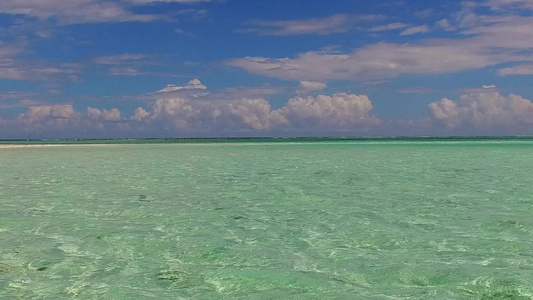 以海蓝水和珊瑚礁附近的浅沙背景为例的海滩生活方式来视频