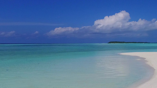 沙洲附近白沙背景的蓝海热带海湾海滩生活方式夏日风景视频