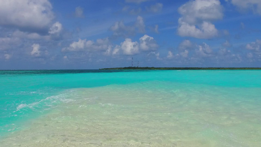 蓝色海洋和棕榈附近白沙背景的豪华海滨海滩之行结束风景视频