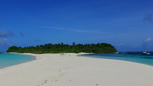 蓝水和珊瑚礁附近清洁沙尘背景的蓝色海滨之旅紧紧地环绕着视频