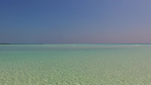 以蓝水打破热带旅游海滩的空旷风景海浪附近有白色沙沙12秒视频