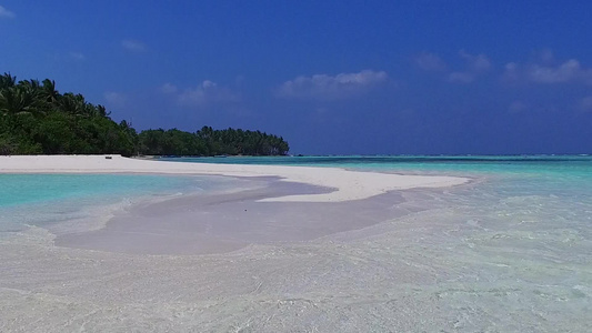 以透明的海面和接近冲浪的白色沙沙底背景进行荒空旅游视频