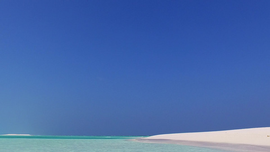 在日落前由白沙滩背景的清海进行海洋度假度假胜地海滩视频