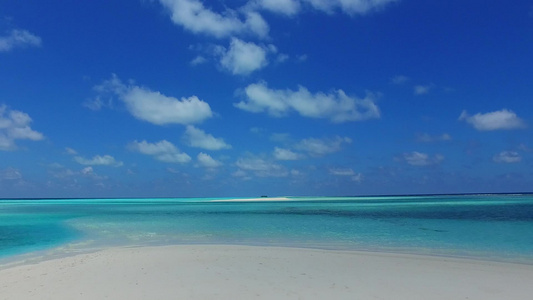 蓝水和白沙背景在海浪附近进行冒险的美丽海岸海滩探险视频