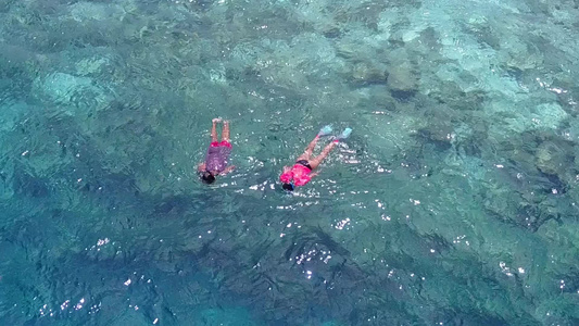 蓝环礁湖和阳光下白色沙滩背景的清空伊德利克湾海滩冒险视频