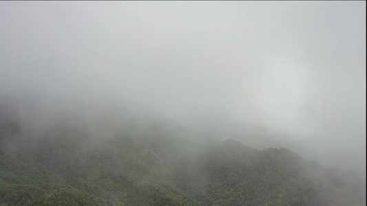 云雾缭绕的广西桂林荔浦山峰视频