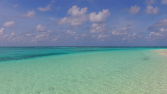 日落前白沙背景蓝水完美海岸线海滩的浪漫景观视频