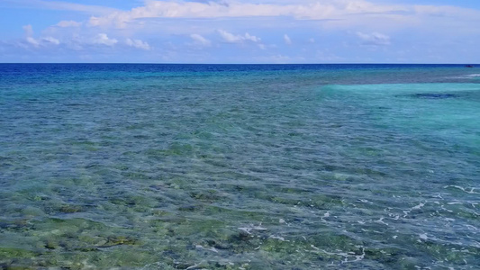 海滨海滩时间由绿绿海紧闭天空沙滩附近有白沙背景的海视频