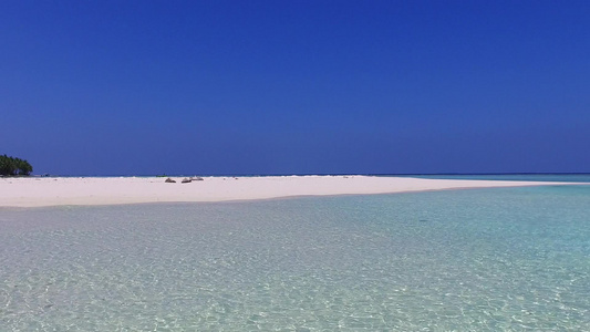 利用蓝水和阳光下白色沙滩背景进行完美的海湾海滩度假视频