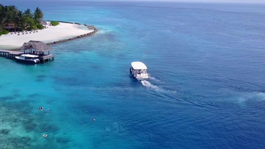 沙巴附近有白色沙滩背景的浅环礁湖渡过海滩度假胜地视频