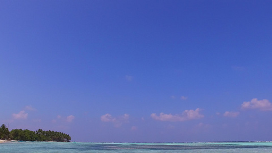 海滨海滩假日的宽角海边全景由棕榈附近蓝色水面环礁湖视频