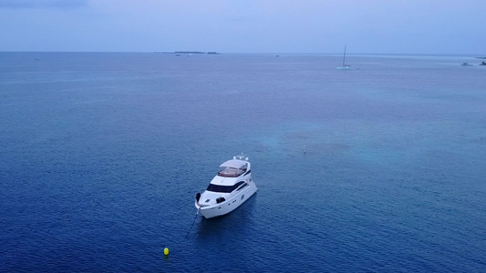 在沙滩附近的蓝色水礁湖和白沙背景下关闭豪华海岸海滩视频