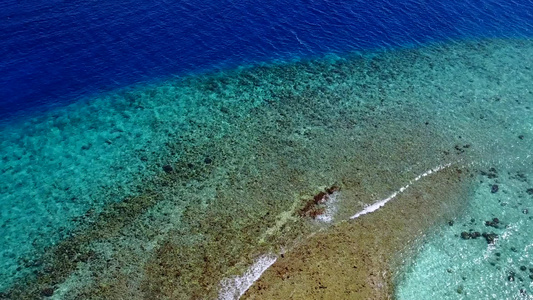 在棕榈附近的蓝海和白沙背景上进行宽缓的环礁湖海滩假日视频