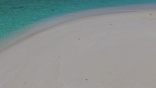 沙巴附近浅水和清洁沙土背景的浅水关闭海洋环礁湖海滩视频