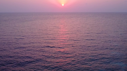 日落前蓝海和白沙滩背景的长角旅游以浅海和白沙底视频