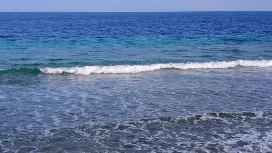 松缓海岸海岸海滩旅游的温暖风景由绿海和靠近度假胜地视频