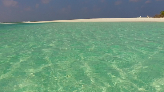 在沙洲附近有白色沙滩背景的蓝色海洋中田园诗般的泻湖视频