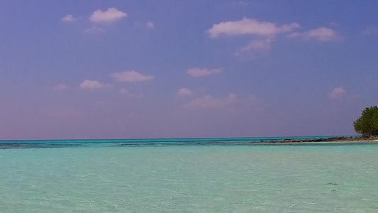 夏季旅游在海浪附近有白色沙沙背景的清海中进行完美的视频